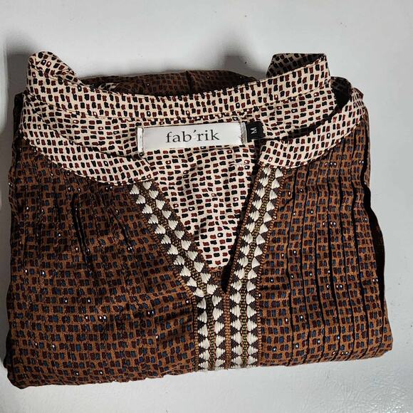 Fab'rik Popover Lagenlook Sz Medium Pleated Neutral Embroidered V Neck Roll Tab - Picture 7 of 7